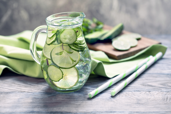 truoc-khi-di-ngu-nen-uong-gi-de-giam-mo-bung-nhanh-nhat-nuoc-detox-chanh-va-dua-chuot